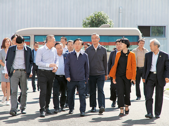  2018年成都市委常委、常務(wù)副市長謝瑞武帶隊(duì)蒞臨新筑股份，實(shí)地調(diào)研內(nèi)嵌式中低速磁浮系統(tǒng)